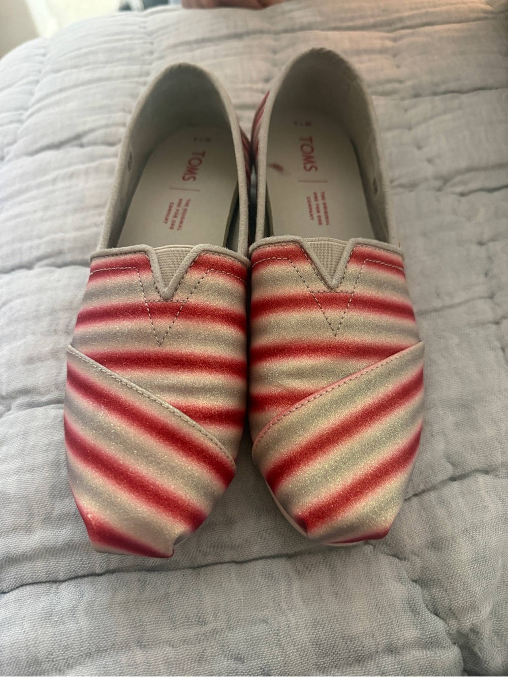 New w/ Box Toms 7.5 Striped Red and White Candy Cane Slip-Ons